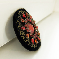 黒革の上に赤クリスタルラインストーンをちりばめたマグネット・ブローチ、赤ラインストーン花柄と黒革のマグネット・ブローチ 7枚目の画像