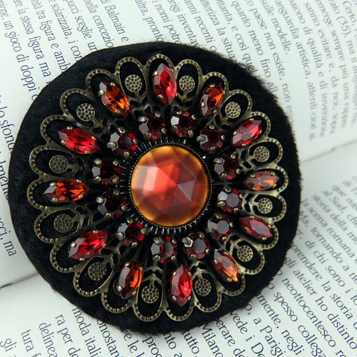 黒革の上に赤クリスタルラインストーンをちりばめたマグネット 