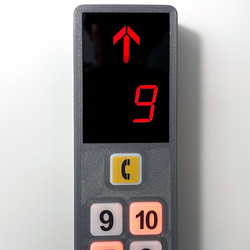 エレベーターの中のボタン 1枚目の画像