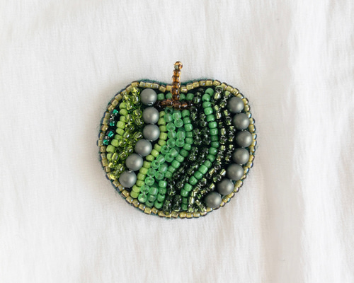青い林檎のビーズ刺繍ブローチ ブローチ m.iro 通販 16747624