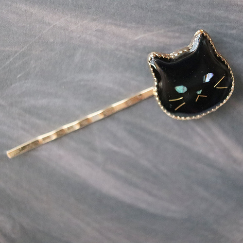 受注生産】ウルウルおめめの猫ヘアピン 螺鈿風・クロさん・黒猫