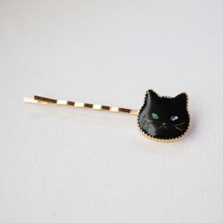 受注生産】ウルウルおめめの猫ヘアピン 螺鈿風・クロさん・黒猫