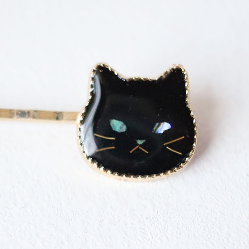 受注生産】ウルウルおめめの猫ヘアピン 螺鈿風・クロさん・黒猫
