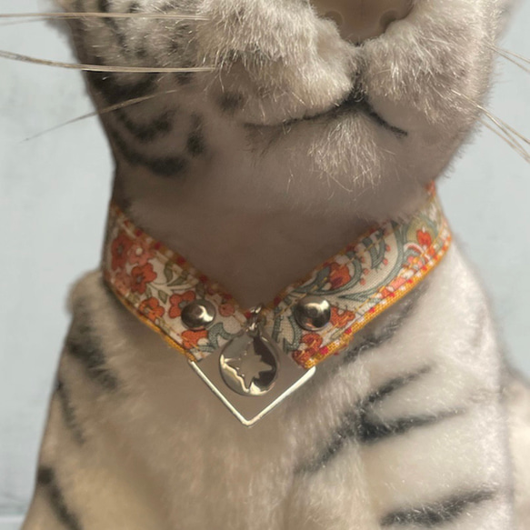 お好きなチャームを選べる 寄付付き猫さん首輪　花柄オレンジ　シルバータイプ 1枚目の画像