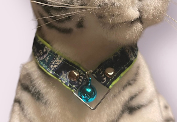 お好きなチャームを選べる 寄付付き猫さん首輪　青色ミックス　シルバータイプ 1枚目の画像