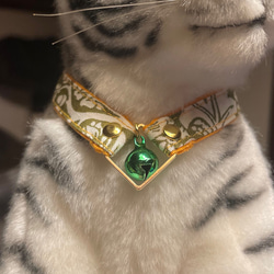 お好きなチャームを選べる 寄付付き猫さん首輪　クラシックなグリーン　ゴールドタイプ 1枚目の画像