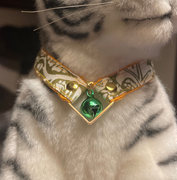 お好きなチャームを選べる 寄付付き猫さん首輪　クラシックなグリーン　ゴールドタイプ 1枚目の画像