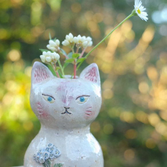 花束を持った白猫   ミニ花瓶  一輪挿し 3枚目の画像