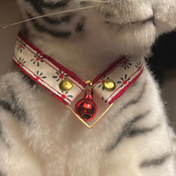 お好きなチャームを選べる 寄付付き猫さん首輪　ポップな赤い花　ゴールドタイプ 1枚目の画像