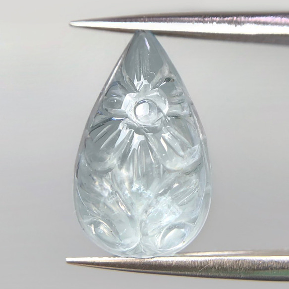 ◆ アクアマリン 3.75ct カービング ルース ペアシェイプ 1枚目の画像