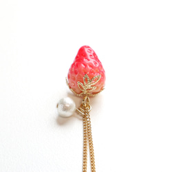 苺とコットンパールのネックレス 3枚目の画像