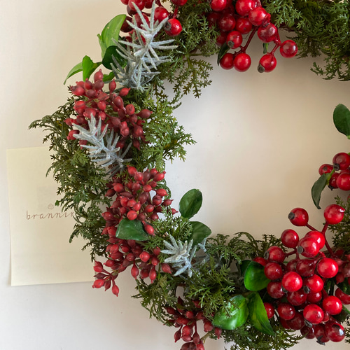 真っ赤な木の実のクリスマスリース　グリーンと赤のインテリア　キャンドルリース 真っ赤な木の実のクリスマスリース グリーンと赤のインテリア