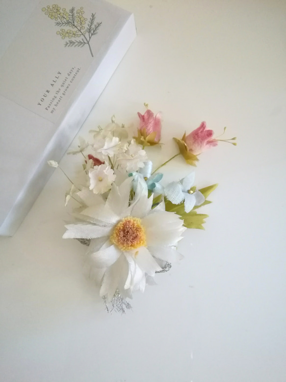 染め布花＊アンティーク・野に咲くマーガレットのコサージュ 8枚目の画像