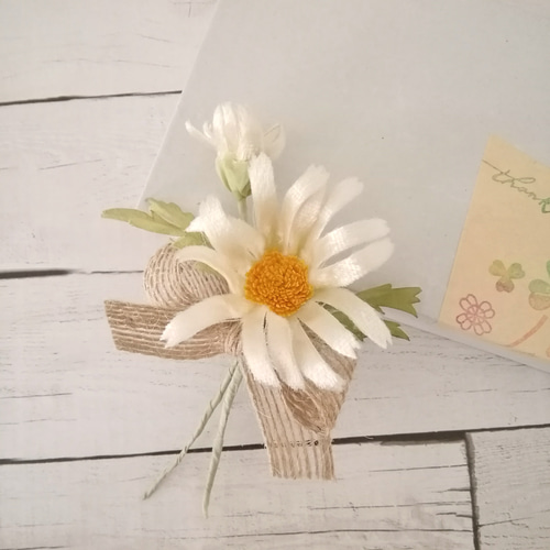 染め布花＊アンティーク・つぼみ付きマーガレットのコサージュ