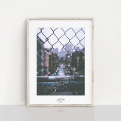 フェンス越しの雨の日のニューヨーク 心落ち着く都市景観インテリアポスター e810 1枚目の画像
