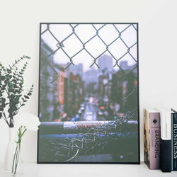 フェンス越しの雨の日のニューヨーク 心落ち着く都市景観インテリアポスター e810 3枚目の画像