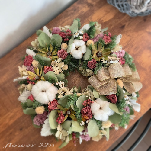 ブラウンコットンのクリスマスリース　野バラの実　フレッシュ針葉樹　シャリンバイ ブラウンコットンのクリスマスリース 野バラの実 フレッシュ針葉樹