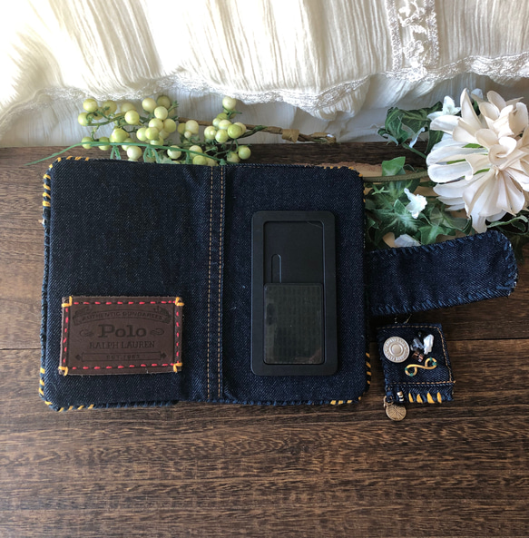 ビンテージデニムのリメイク・手帳型スマホケース ／ビーズとお花の刺繍・淡水パール／一点物・オンリーワン・メンズライク 5枚目の画像