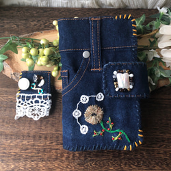 ビンテージデニムのリメイク・手帳型スマホケース ／ビーズとお花の刺繍・淡水パール／一点物・オンリーワン・メンズライク 16枚目の画像