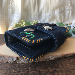 ビンテージデニムのリメイク・手帳型スマホケース ／ビーズとお花の刺繍・淡水パール／一点物・オンリーワン・メンズライク 8枚目の画像