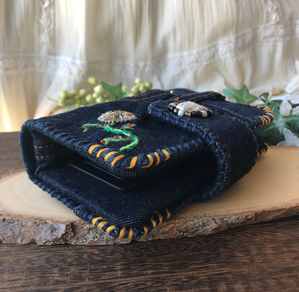 ビンテージデニムのリメイク・手帳型スマホケース ／ビーズとお花の刺繍・淡水パール／一点物・オンリーワン・メンズライク 8枚目の画像