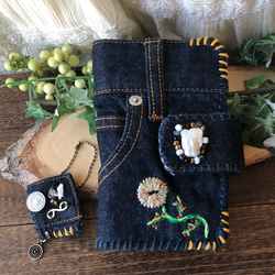 ビンテージデニムのリメイク・手帳型スマホケース ／ビーズとお花の刺繍・淡水パール／一点物・オンリーワン・メンズライク 2枚目の画像