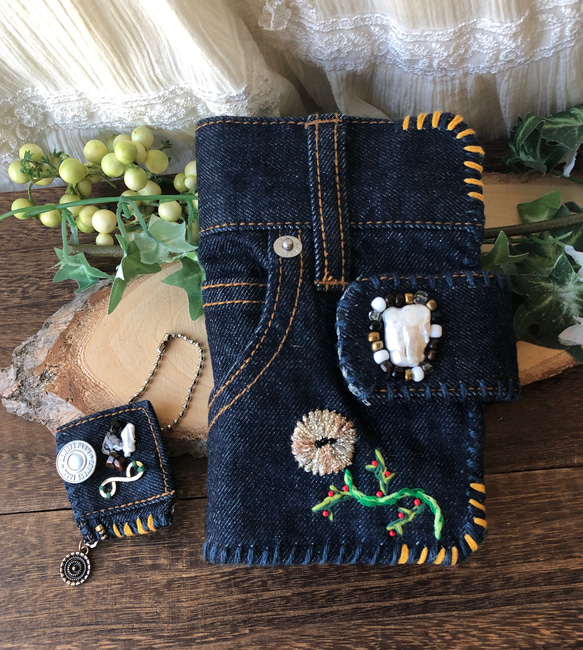 ビンテージデニムのリメイク・手帳型スマホケース ／ビーズとお花の刺繍・淡水パール／一点物・オンリーワン・メンズライク 2枚目の画像