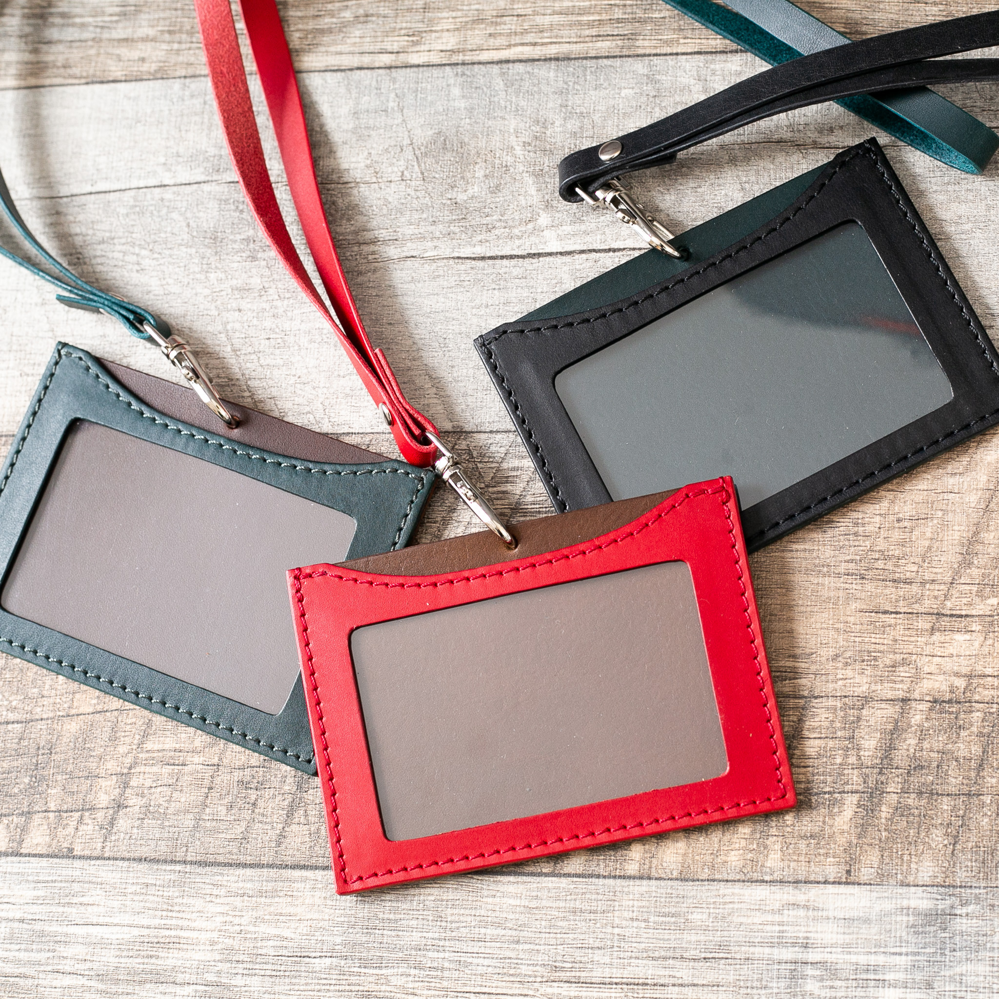 《革の温かみと、さりげない個性を。》イタリアンレザーのIDケース【配色カスタム無料】