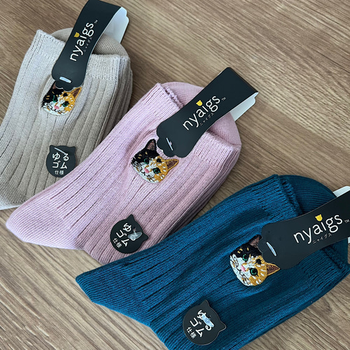 毛並みまで感じるリアル猫さん刺繍の靴下｜三毛猫フク タイツ