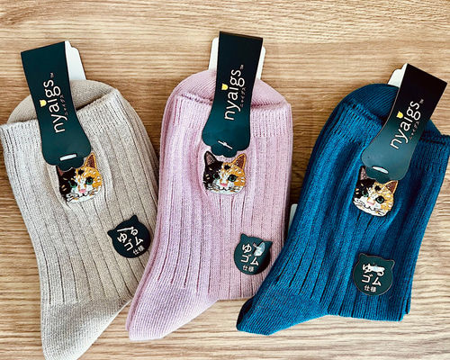 毛並みまで感じるリアル猫さん刺繍の靴下｜三毛猫フク タイツ