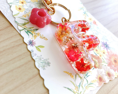 お花のイニシャルキーホルダー♪ R】春をぎゅっと詰めたお花のイニシャルキーホルダー