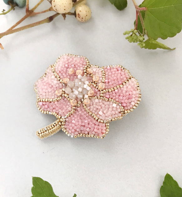 オートクチュールビーズ刺繍ブローチ バラの花(ピンク) 3枚目の画像