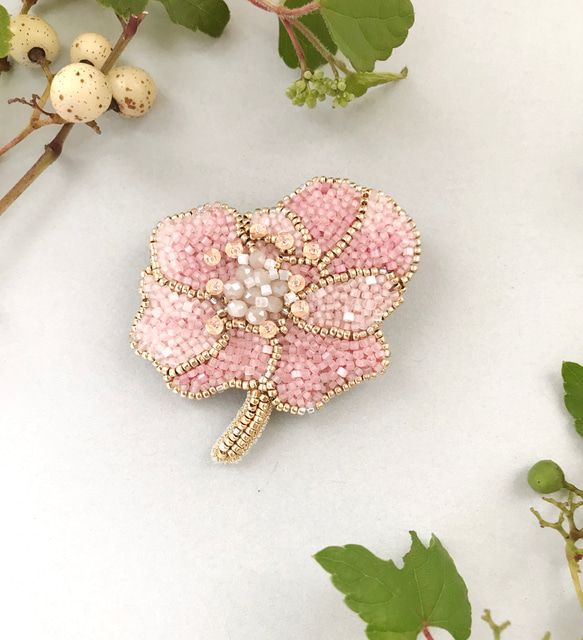 オートクチュールビーズ刺繍ブローチ バラの花(ピンク) 2枚目の画像