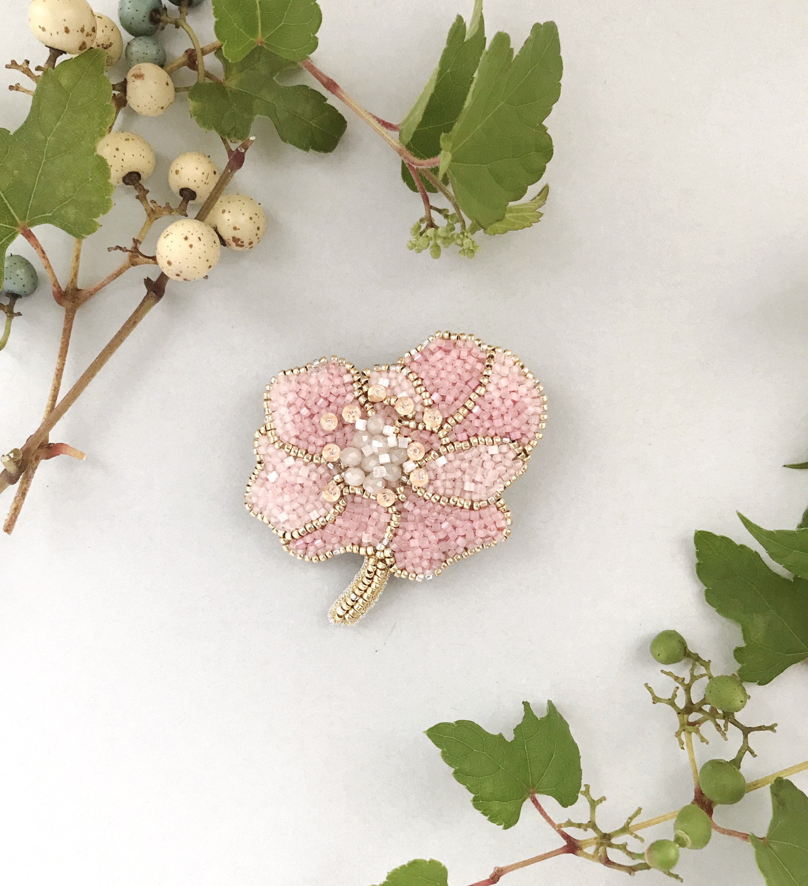 グッチ ブローチ ビジュー ローズ 薔薇 花 シルバー 中古美品！(17015) GUCCI - グッチ GUCCI ブローチ ピン バラ フラワー ビジュー
