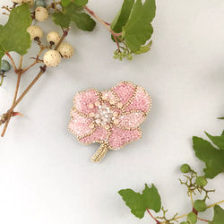 オートクチュールビーズ刺繍ブローチ バラの花(ピンク) 1枚目の画像