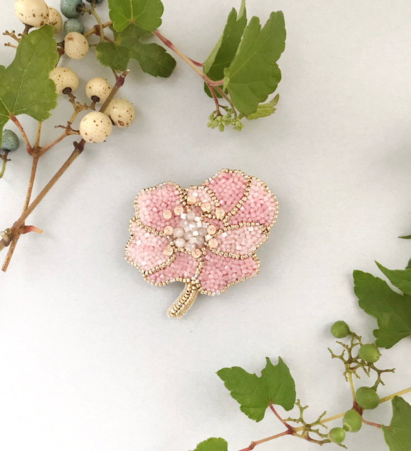 オートクチュールビーズ刺繍ブローチ バラの花(ピンク) 1枚目の画像