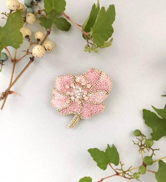 オートクチュールビーズ刺繍　flowerブローチ オートクチュールビーズ刺繍「花びらブローチ」の作り方｜ぬくもり
