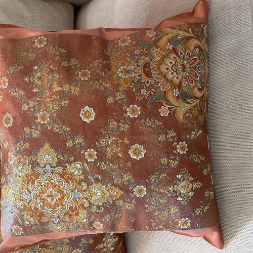 2288サーモンピンクに豪華刺繍の袋帯リメイク 正絹クッションカバー2個セット