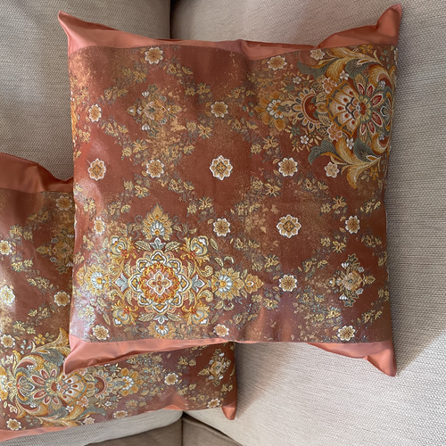 2288サーモンピンクに豪華刺繍の袋帯リメイク 正絹クッションカバー2個セット