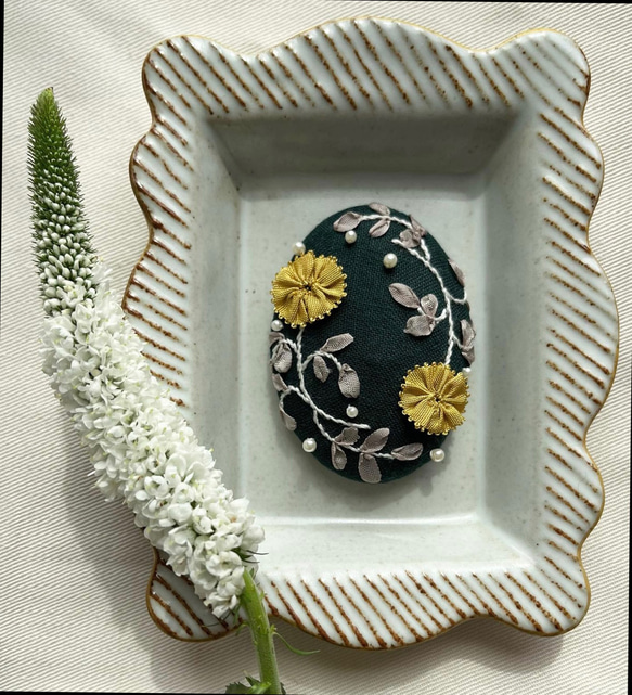 リボン刺繍　mustard flower（ブローチorヘアゴム） 1枚目の画像
