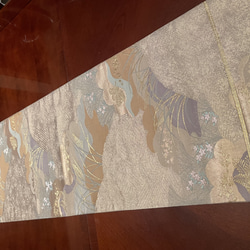 2292豪華な刺繍の袋帯リメイク　正絹テーブルランナー 3枚目の画像