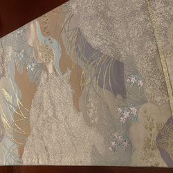 2292豪華な刺繍の袋帯リメイク　正絹テーブルランナー 4枚目の画像