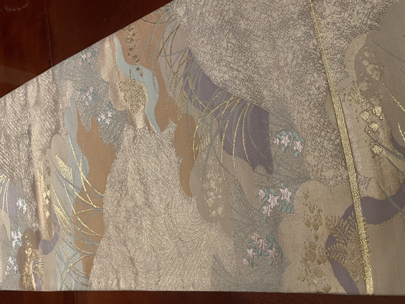 2292豪華な刺繍の袋帯リメイク　正絹テーブルランナー 4枚目の画像