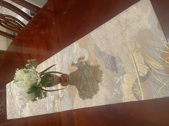2292豪華な刺繍の袋帯リメイク　正絹テーブルランナー 1枚目の画像