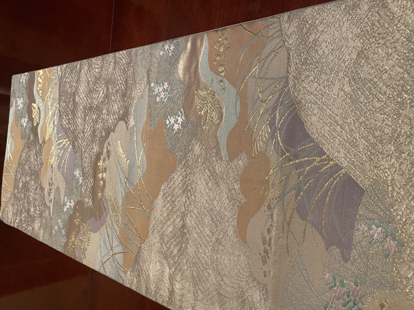 2292豪華な刺繍の袋帯リメイク　正絹テーブルランナー 5枚目の画像