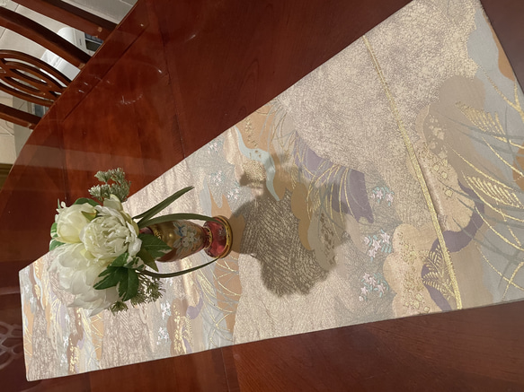 2292豪華な刺繍の袋帯リメイク　正絹テーブルランナー 2枚目の画像