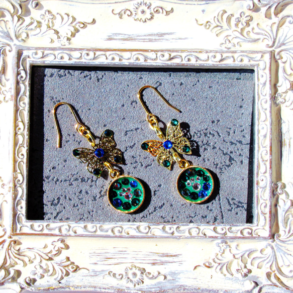 キラキラ肉球の耳飾り　肉球×蝶々　ピアス／イヤリング　オパール風（緑色） 2枚目の画像