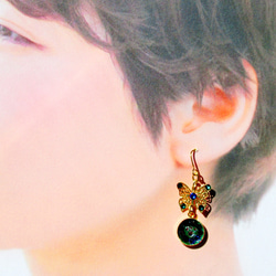 キラキラ肉球の耳飾り　肉球×蝶々　ピアス／イヤリング　オパール風（緑色） 4枚目の画像