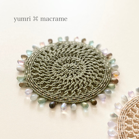 yumri ⌘ macrame しずく型ガラスビーズコースター Ø11.5cm［グリーン］ 1枚目の画像