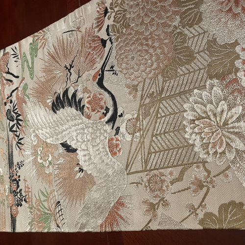 2299 花嫁衣装の丸帯リメイク 豪華刺繍のタッセル付き正絹テーブル